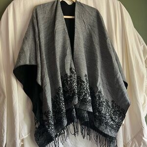 Shawl Reversible Gray/Black Plus Size